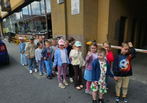 Dzieci stoją pod kawiarnią
