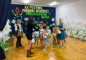 Dzieci podczas rozdania nagród i dyplomów