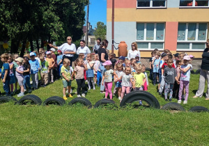 Dzieci ustawione przed występami